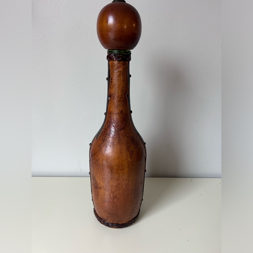 Vintage Italian Leather Wrapped Old World MCM Lions Head Bottle Decanter - Picture 4 of 8